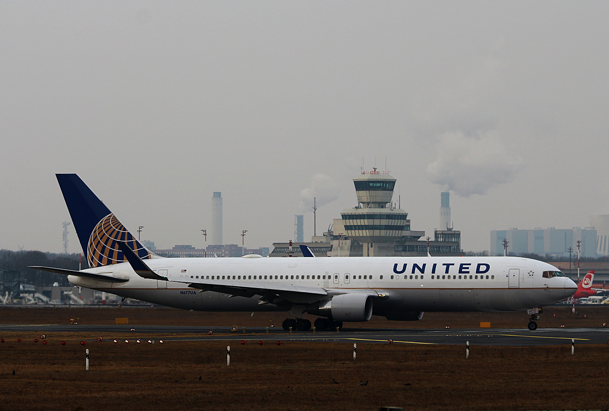 United Airlines, Boeing B 767-322(ER), N677UA, TXL, 19.02.2017