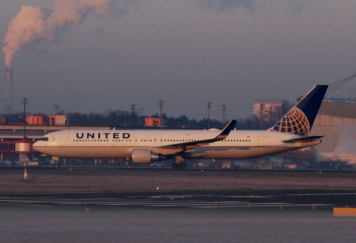 United Airlines, Boeing B 767-322(ER), N670UA, TXL, 26.03.2017