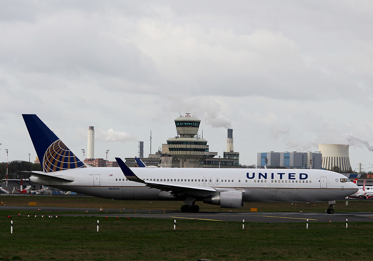 United Airlines, Boeing B 767-322(ER), N657UA, TXL, 14.04.2017