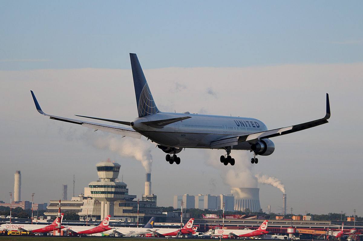 United Airlines, Boeing B 767-322(ER), N672UA, TXL, 23.09.2017