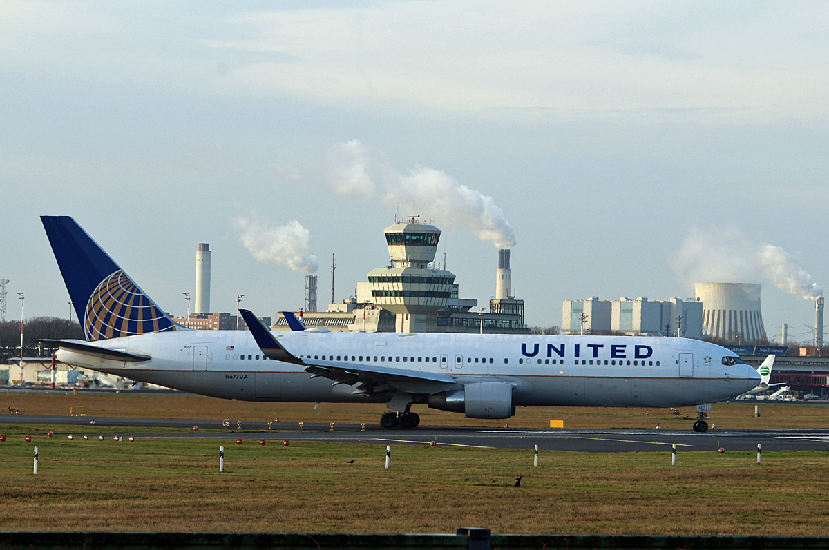 United Airlines, Boeing B 767-322(ER), N677UA, TXL, 06.01.2018