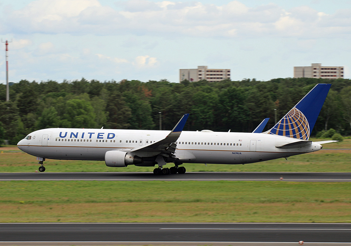 United Airlines, Boeing B 767-322(ER), N674UA, TXL, 08.06.2019