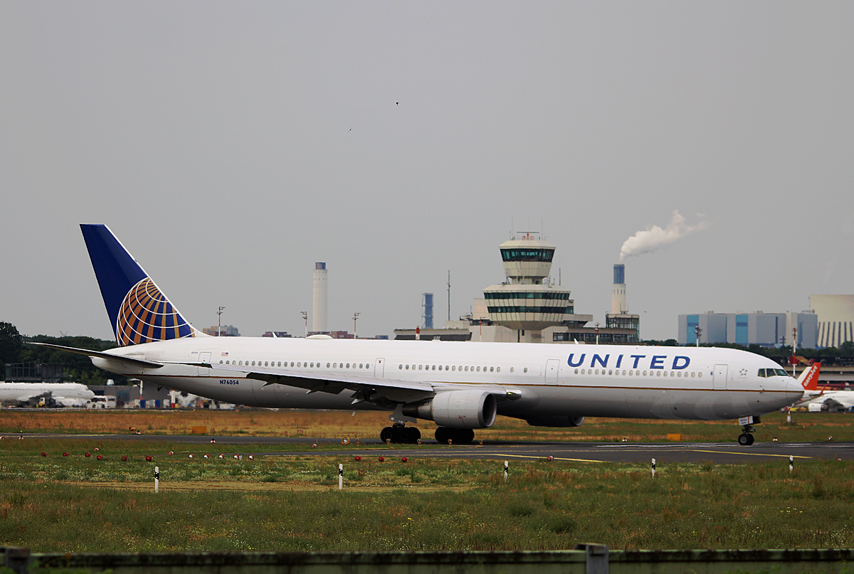 United Airlines, Boeing B 767-424(ER), N76054, TXL, 20.06.2018
