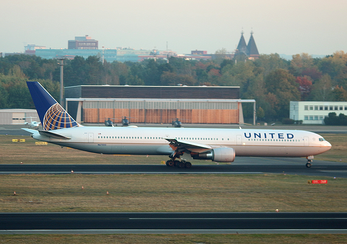 United Airlines, Boeing B 767-424(ER), N67052, TXL, 11.10.2018