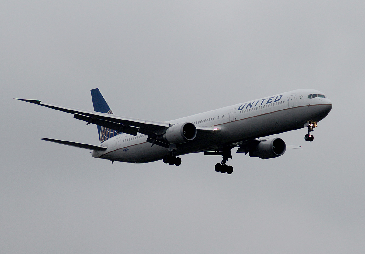 United Airlines, Boeing B 767-424(ER), N66056, TXL, 23.10.2016