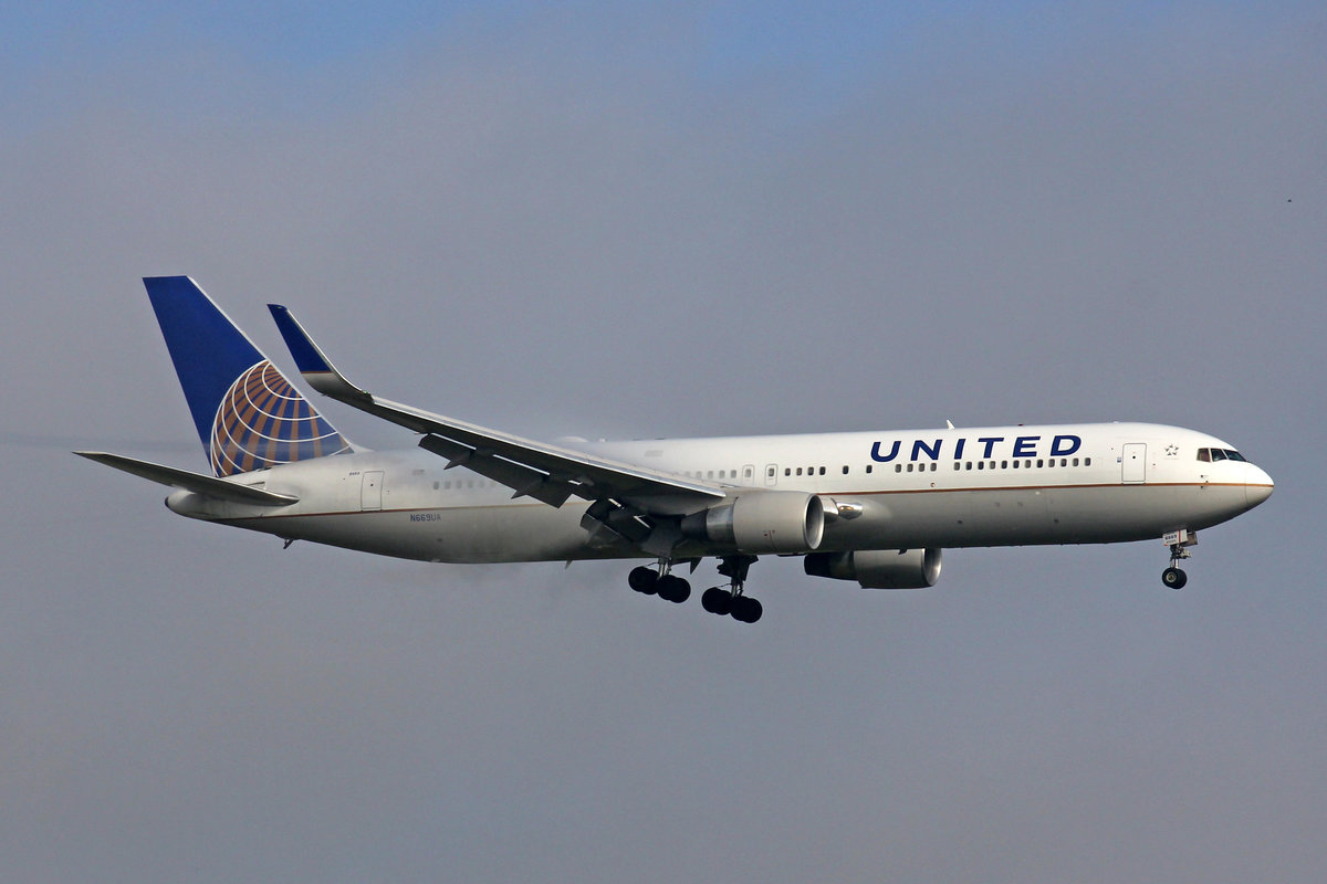 United Airlines, N669UA, Boeing 767-322ER, msn: 30025/757, 26,Oktober 2019, ZRH Zürich, Switzerland.