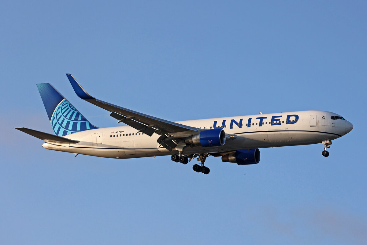 United Airlines, N675UA, Boeing B767-322ER, msn: 29243/800, 05.Juli 2023, LHR London Heathrow, United Kingdom.