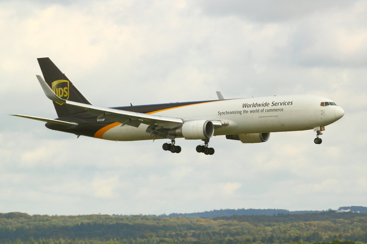 UPS Airlines, N332UP, Boeing 767-34AF(ER)(WL). Aus Philadelphia (PHL) kommend im Landeanflug am 16.07.2017 auf Köln-Bonn (CGN/EDDK). 