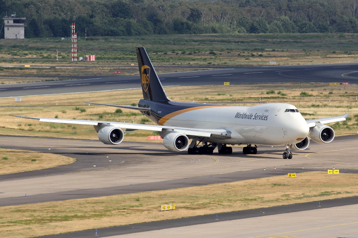 UPS Boeing 747-8F N612UP rollt zur Parkposition in Köln 21.7.2019