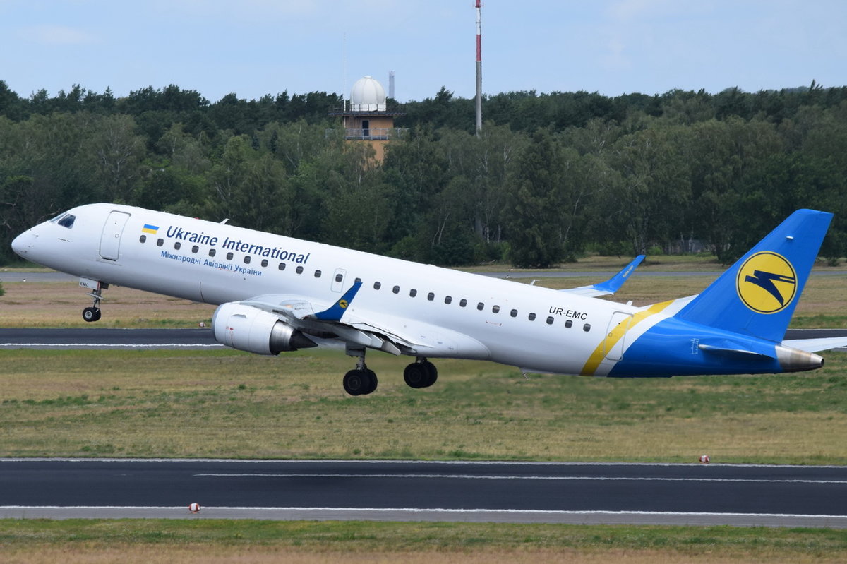UR-EMC Ukraine International Airlines Embraer ERJ-190LR (ERJ-190-100 LR)  gestartet in Tegel am 07.07.2016