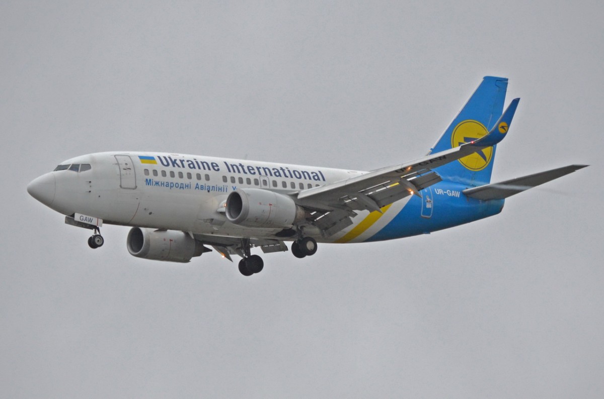 UR-GAW Ukraine International Airlines Boeing 737-5Y0(WL)   am 09.02.2015 in Tegel beim Landeanflug