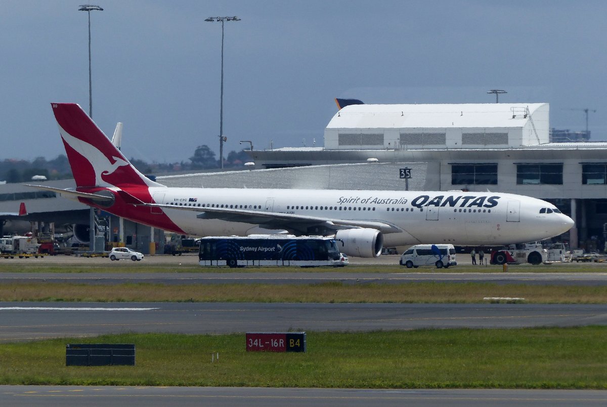 VH-EBG, Airbus A 330-203, Qantas, Sydney Airport (SYD), 4.1.2018