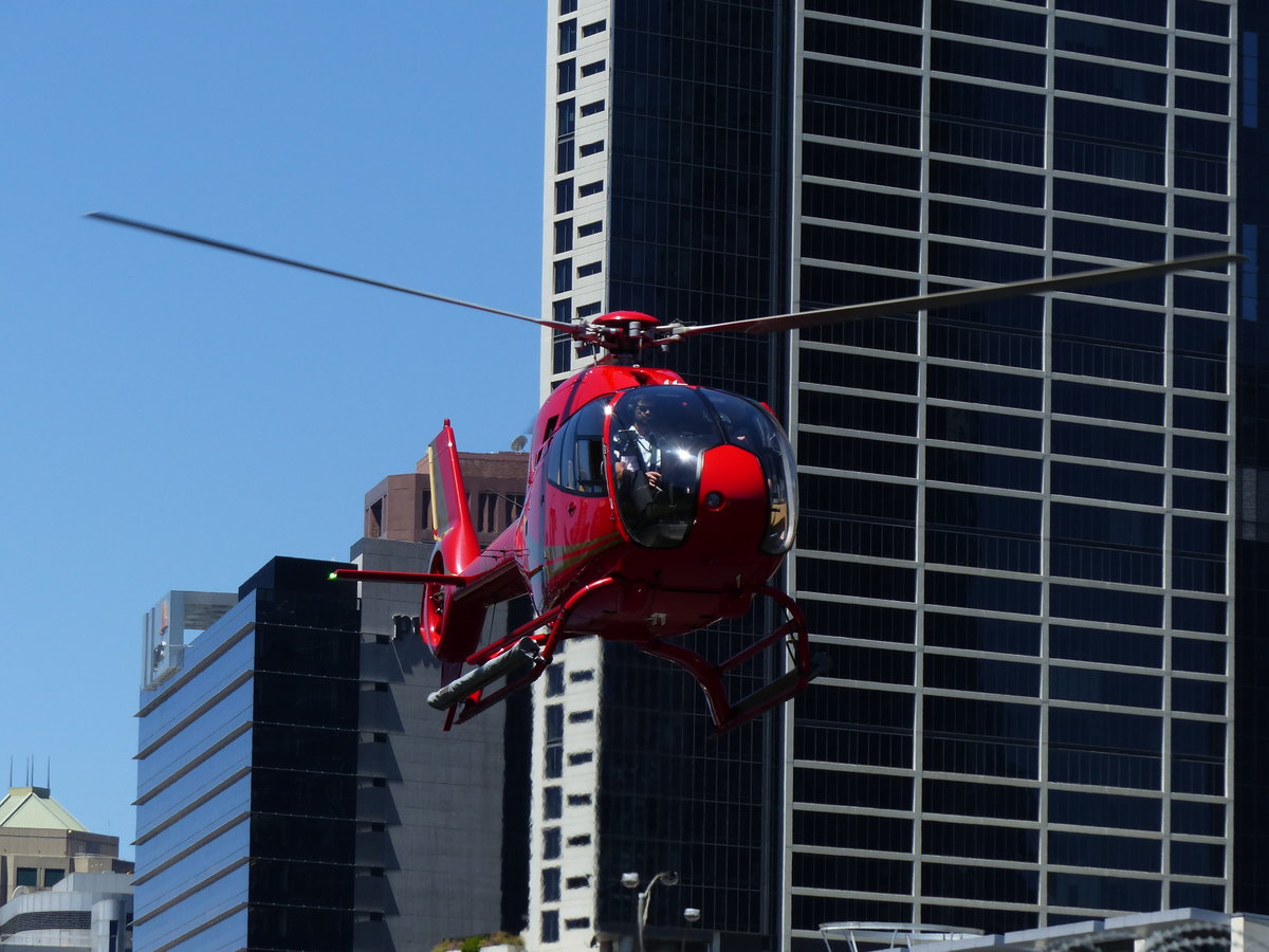 VH-JBY, Eurocopter EC 120B, Microflite Helicopter Services vor der Landung auf dem Helipad Batman Park in Melbourne am 15.1.2018