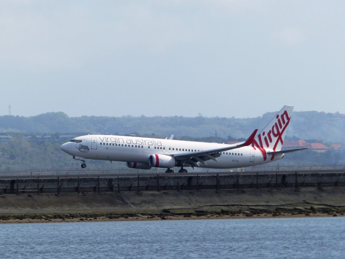 VH-YIL, Boeing 737-8FE(WL), Virgin Australia bei der Landung auf der Piste 09 in Denpasar (DPS) am 6.10.2017