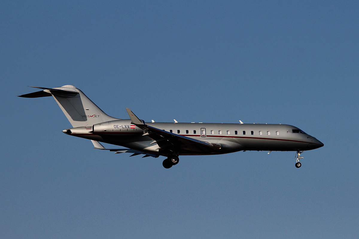 Vista Jet BD-700 1A-10 Global Express XRS OE-LXX bei der Landung in Berlin-Schnefeld am 14.02.2015