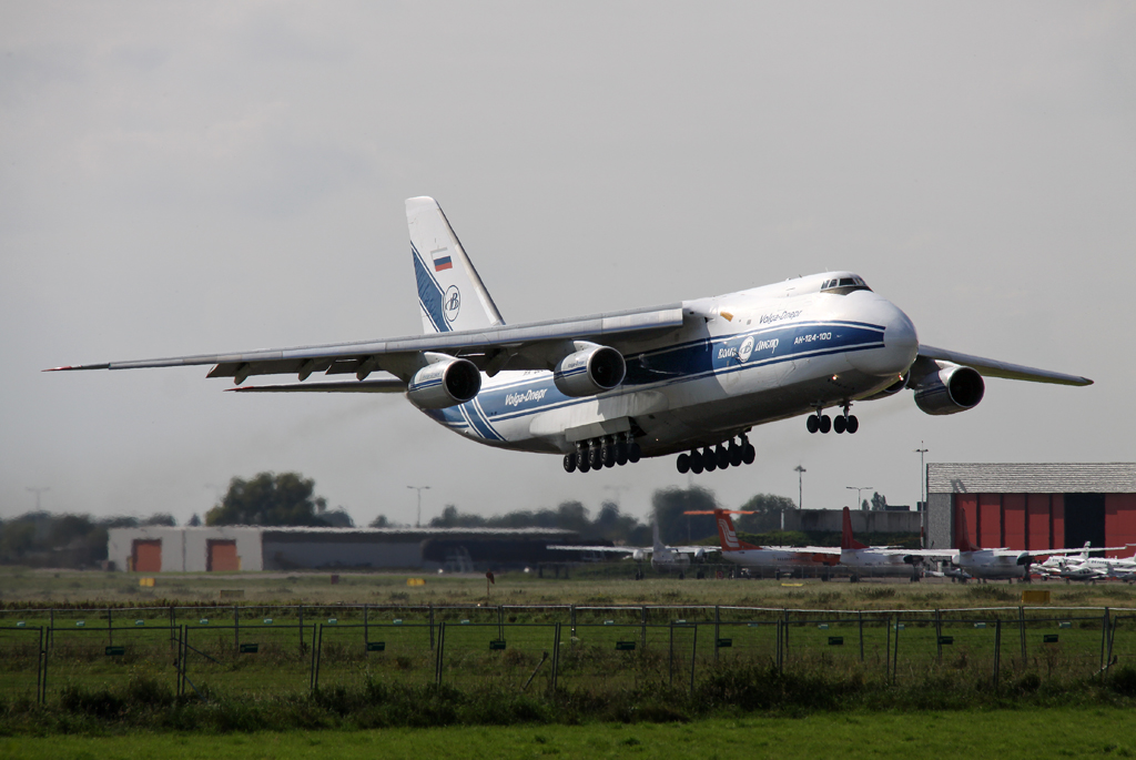 Volga An-124 RA-82074 beim Takeoff auf 03 in MST / EHBK / Maastricht am 27.09.2014