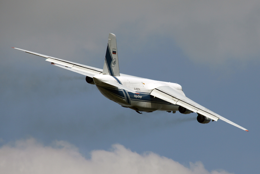 Volga An-124 RA-82074 nach dem Takeoff auf 03 in MST / EHBK / Maastricht am 27.09.2014