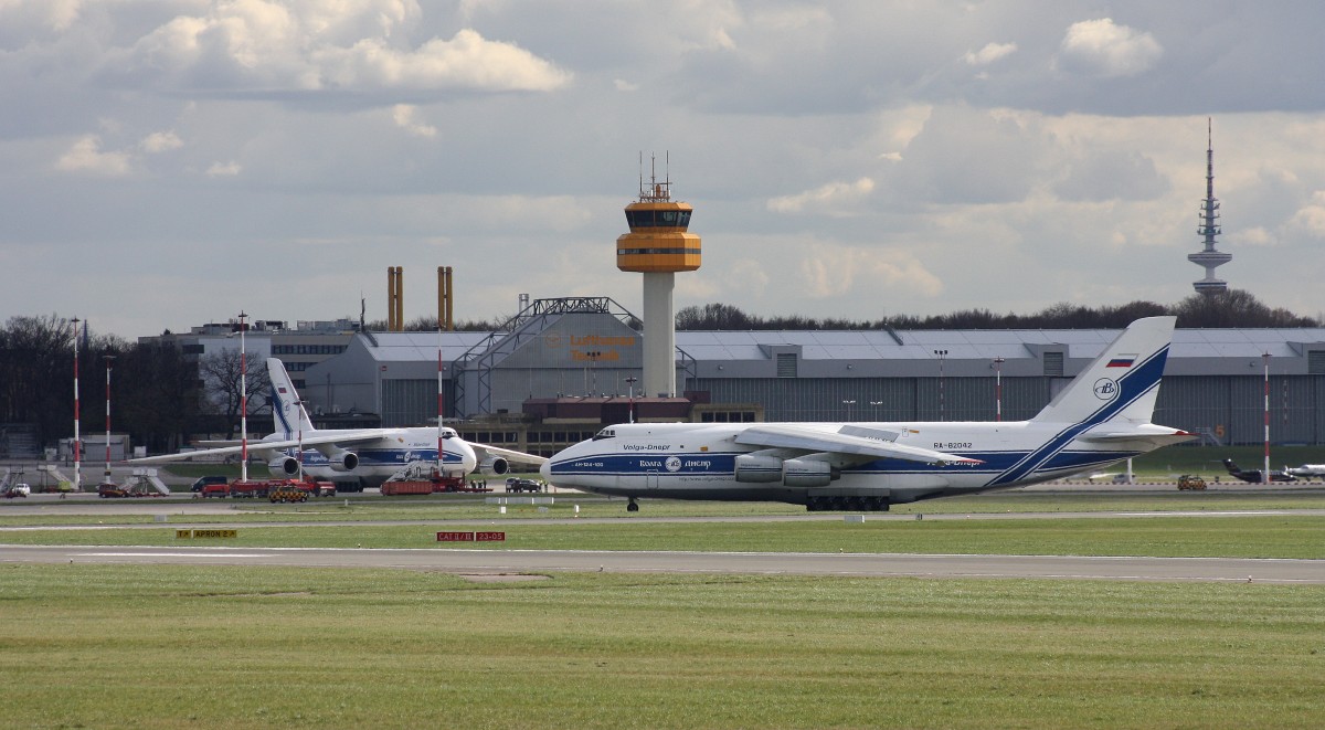 Volga-Dnepr Airlines,RA-82042,(c/n 9773054055093),Antonov An-124-100,17.04.2015,HAM-EDDH,Hamburg,Germany(links:Antonov An-124-100,RA-82045)