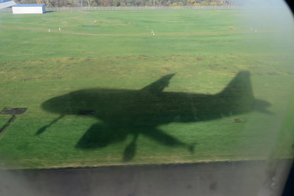Von den Proportionen her eher einer Drohne ähnelt der Schatten der Rossiya A319, VP-BIT, kurz vor der Landung in DUS, 13.11.17