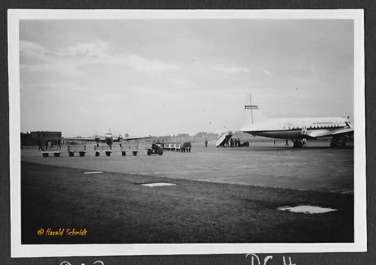 Vorfeldabfertigung auf dem Flughafen HH-Fuhlsbüttel, ca. 1956/57, mit DC 3 und DC 4