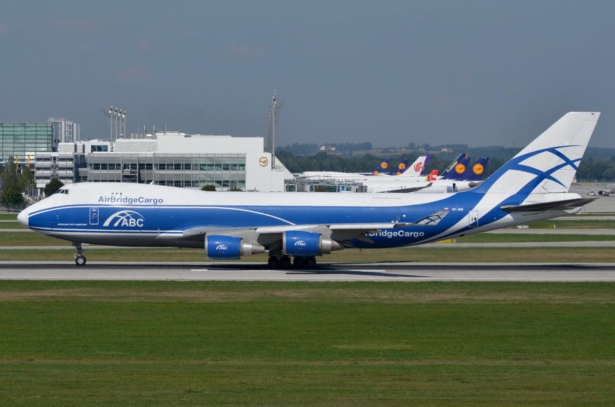 VP-BIM AirBridgeCargo Boeing 747-4HAF(ER)   in München am 11.09.2015 gelandet