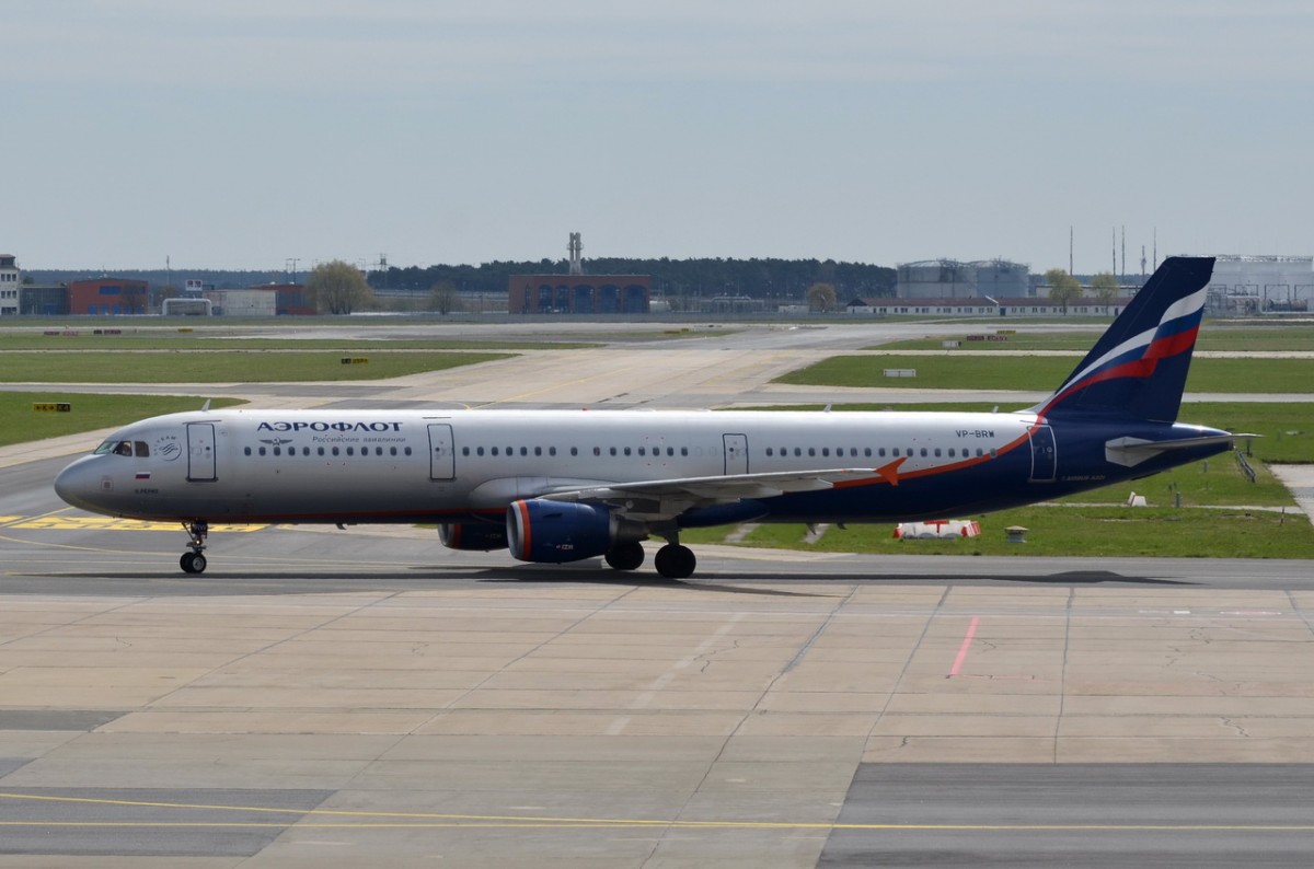 VP-BRW Aeroflot - Russian Airlines Airbus A321-211   in Schönefeld zum Gate 14.04.2015