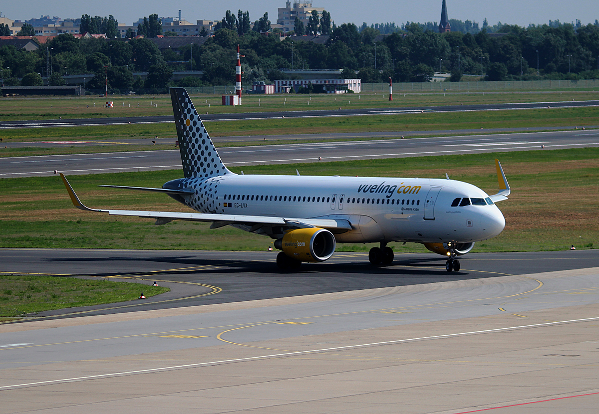 Vueling A 320-214 EC-LVX bei der Ankunft in Berlin-Tegel am 11.07.2014