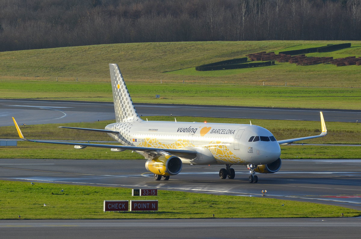 Vueling Airbus A320 EC-MNZ Love Barcelona Livery beim rollen zum Gate am Airport Hamburg Helmut Schmidt am 04.12.17