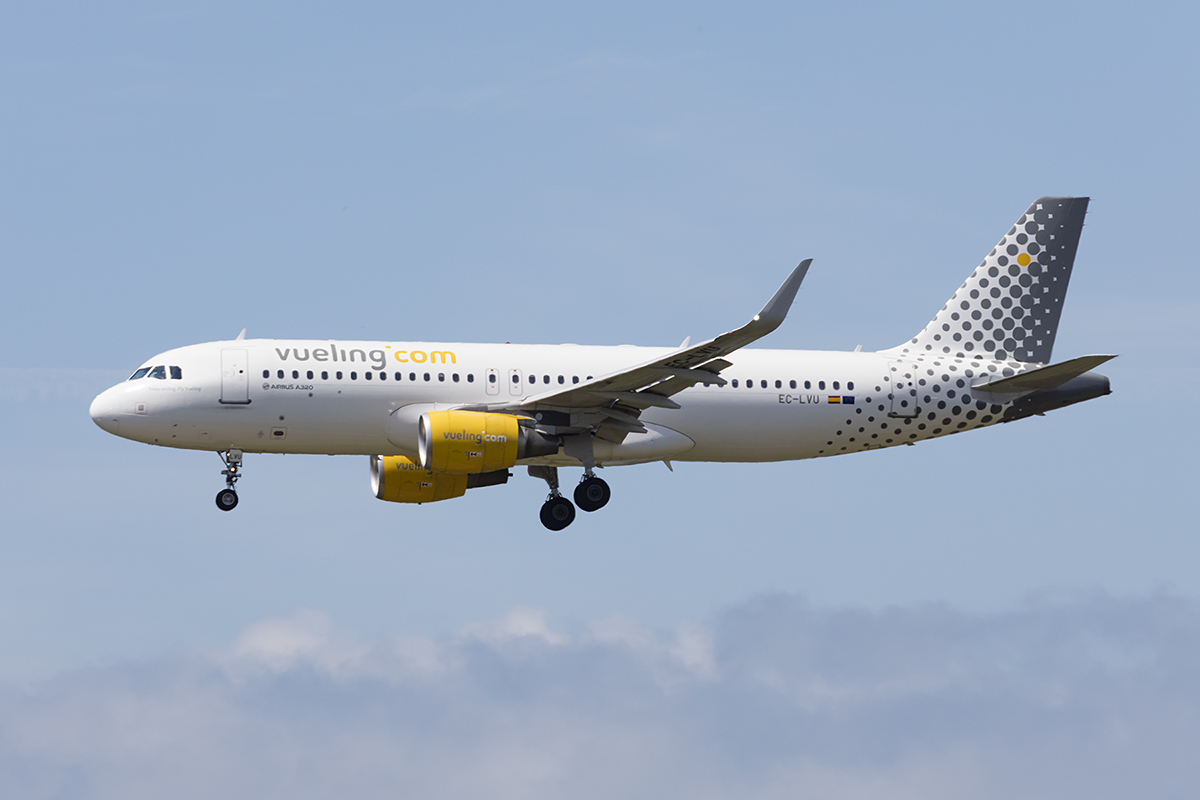Vueling Airlines, EC-LVU, Airbus, A320-214, 01.05.2017, FCO, Roma, Italy



