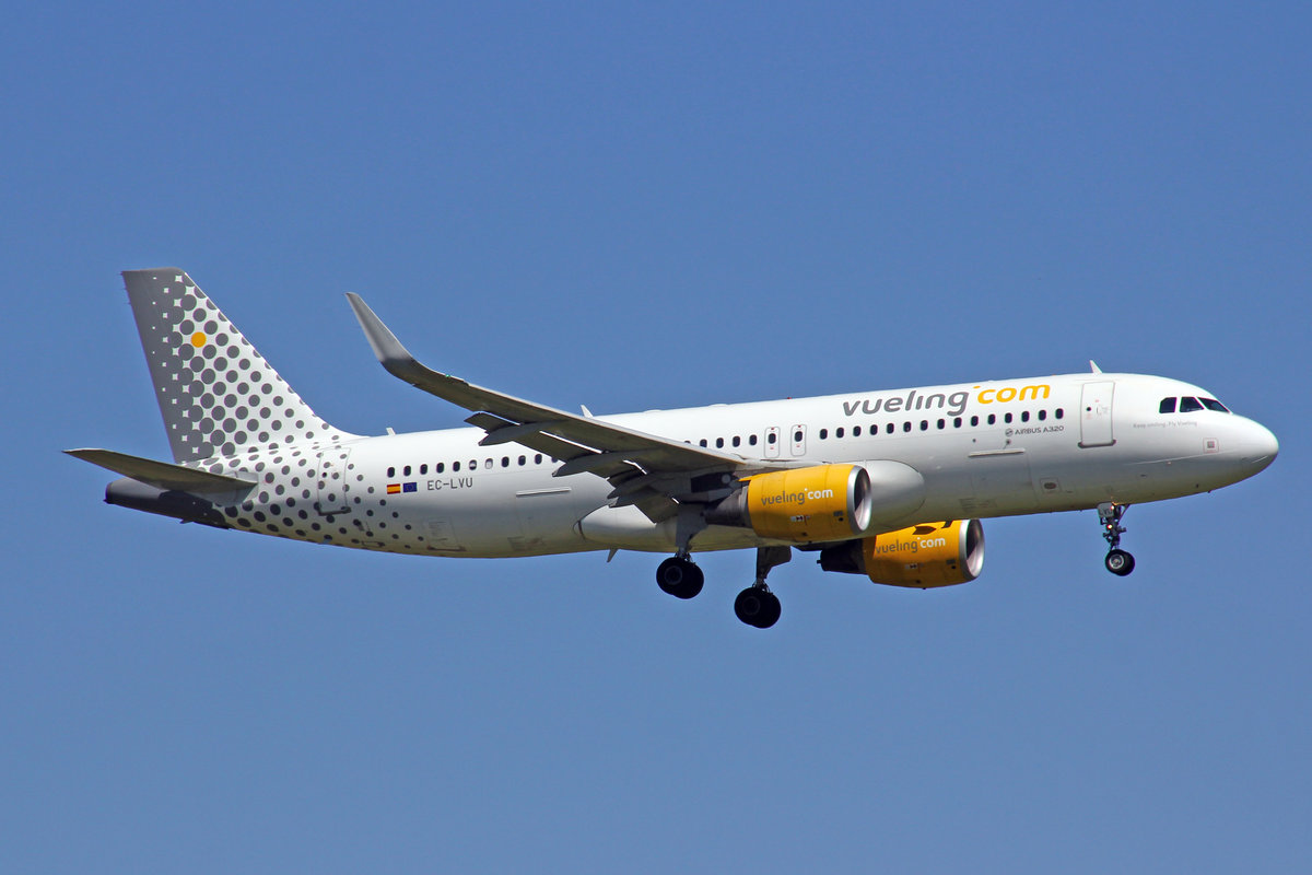 Vueling Airlines, EC-LVU, Airbus A320-214,  Keep Smiling, fly Vueling , 7.August 2017, ZRH Zürich, Switzerland.