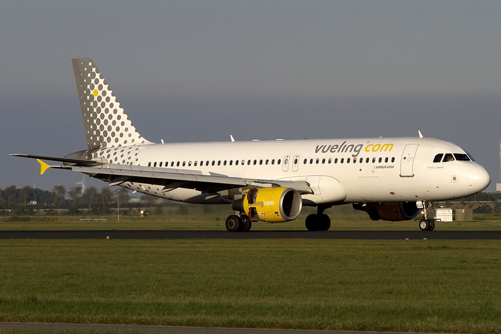 Vueling, EC-KLB, Airbus, A320-214, 06.10.2013, AMS, Amsterdam, Netherlands 



