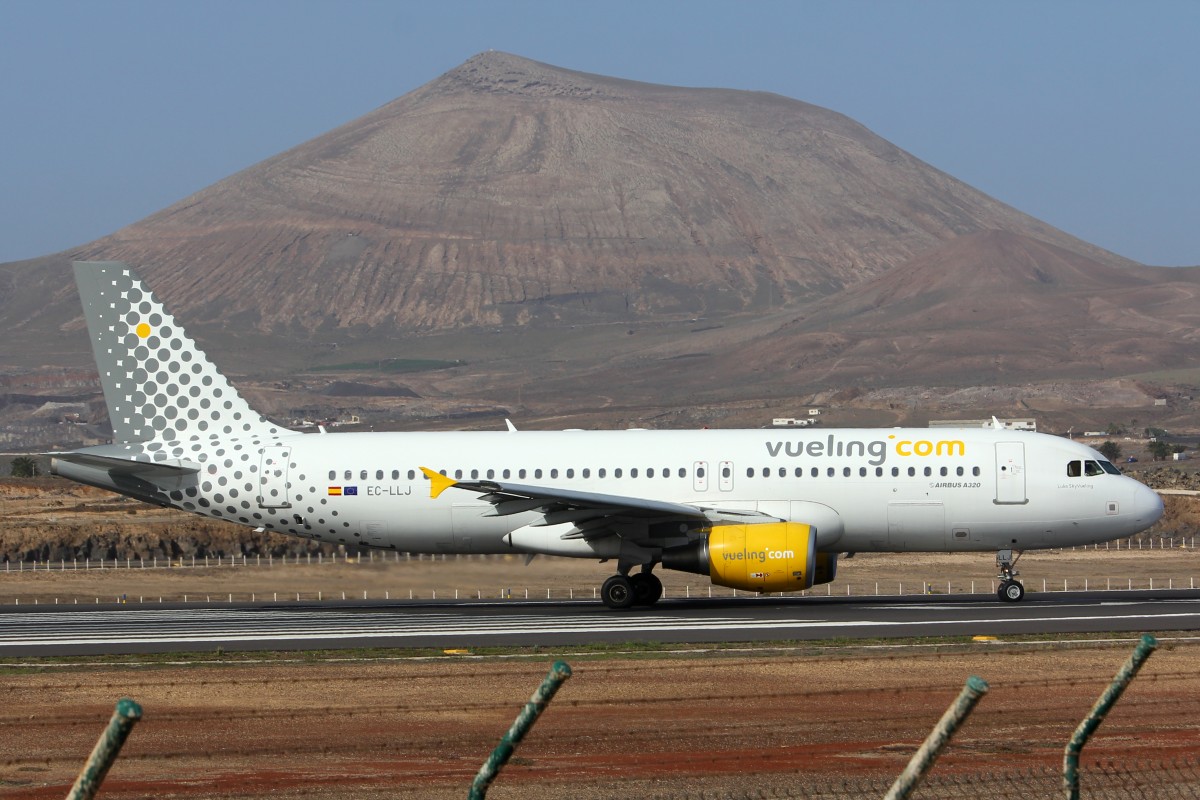 Vueling, EC-LLJ, Airbus A320-214, 15.Dezember 2015, ACE Lanzarote, Spain.
