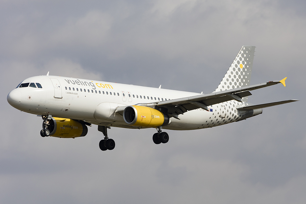 Vueling, EC-LRE, Airbus, A320-232, 26.09.2015, BCN, Barcelona, Spain 




