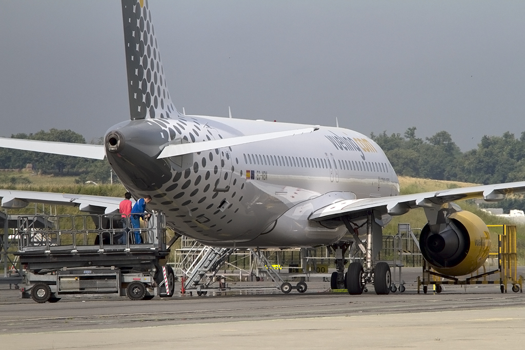 Vueling, EC-MBM, Airbus, A320-214, 28.05.2014, TLS, Toulouse, France 




