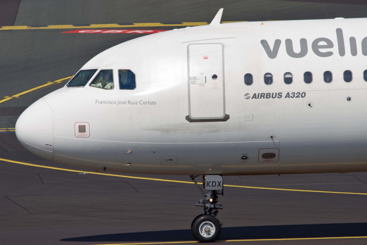 Vueling (VY-VLG), EC-KDX  Francisco Jose' Ruiz Cortizo , Airbus, A 320-216 (Bug/Nose), 22.08.2015, DUS-EDDL, Dsseldorf, Germany