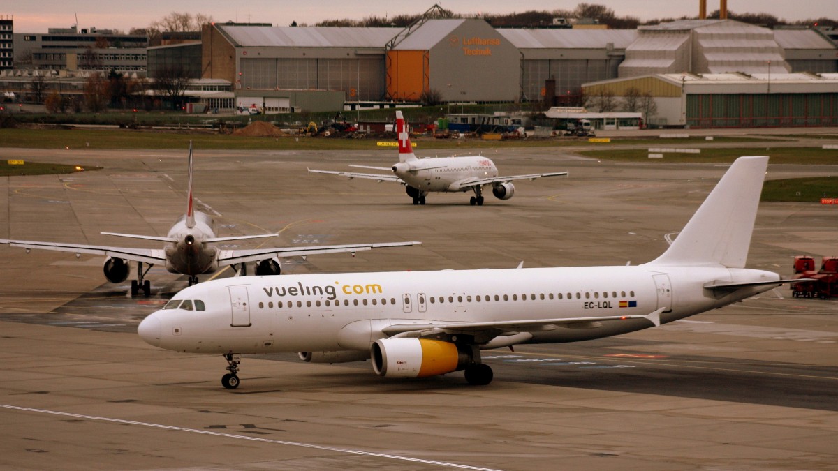 Vueling,EC-LQL,(c/n1749),Airbus A320-232,30.11.2013,HAM-EDDH,Hamburg,Germany,(links:Air France,F-GKXS;oben:Swiss,HB-IJM)