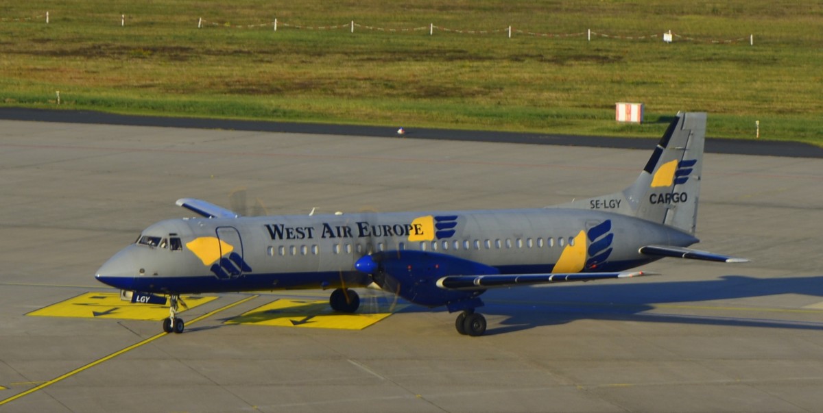 West Air Europe Cargo SE-LGY bei der Ankunft am Flughafen Köln/Bonn (27.10.2015)