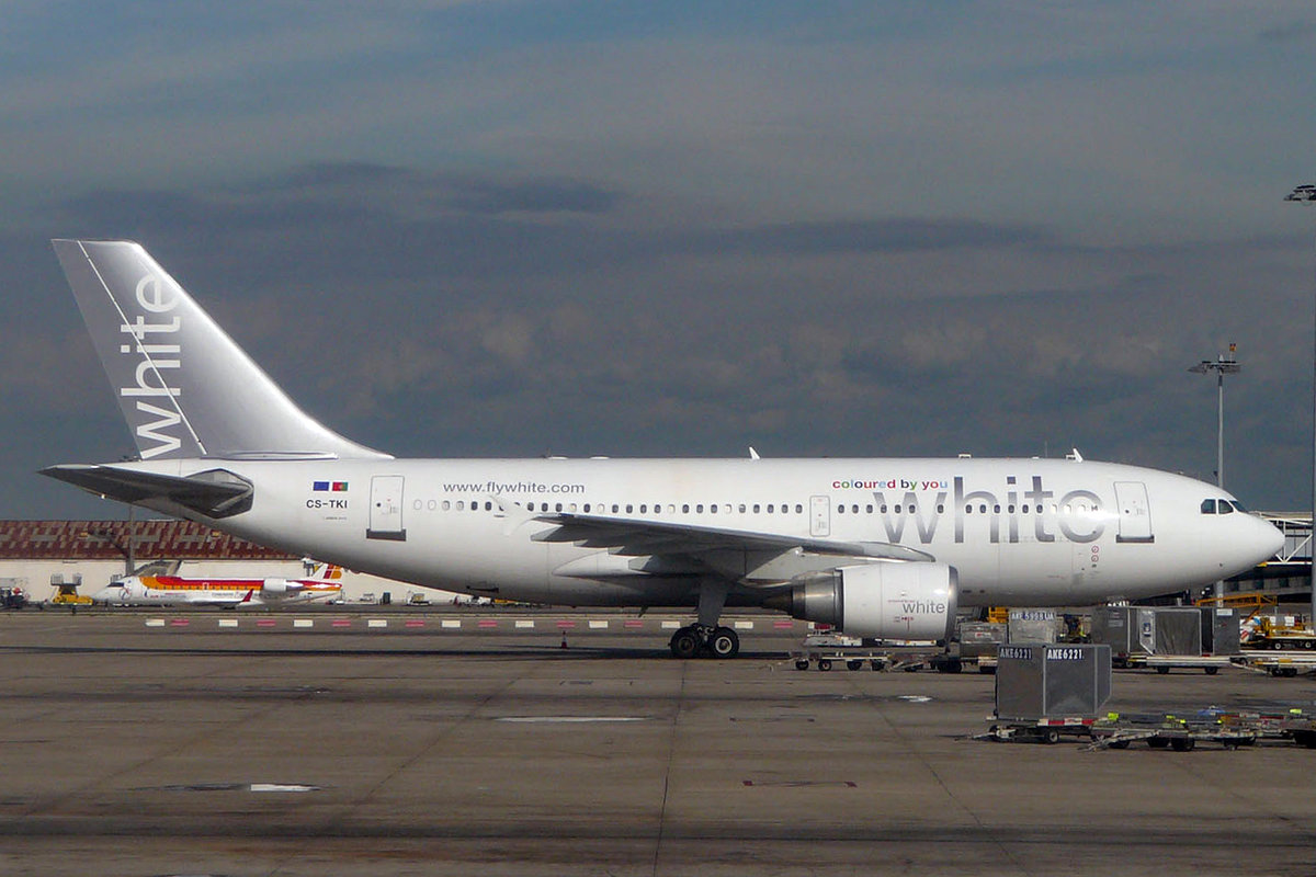 White, CS-TKI, Airbus A310-304, msn: 448, 20.August 2006, LIS Lissabon, Portugal.