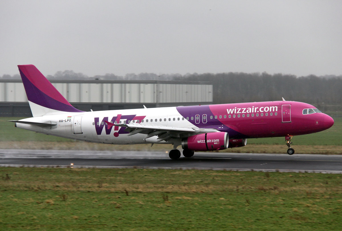Wizz A-320 HA-LPO beim Touchdown auf 21 in MST / EHBK / Maastricht am 05.02.2016