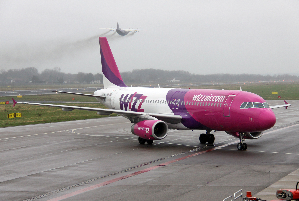 Wizz A-320 HA-LPO und Ruby Star An-12 EW-338TI beim Takeoff auf 21 in MST / EHBK / Maastricht am 05.02.2016
