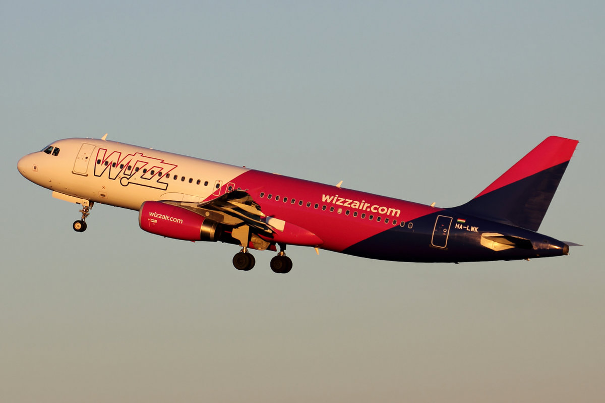 Wizz Air HA-LWK Airbus A320-232 beim Start in Dortmund 30.12.2016