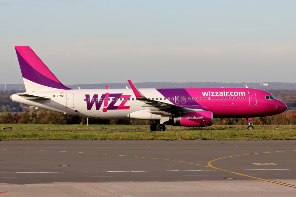 Wizz Air HA-LWZ rollt zur Parkposition in Dortmund 9.11.2014