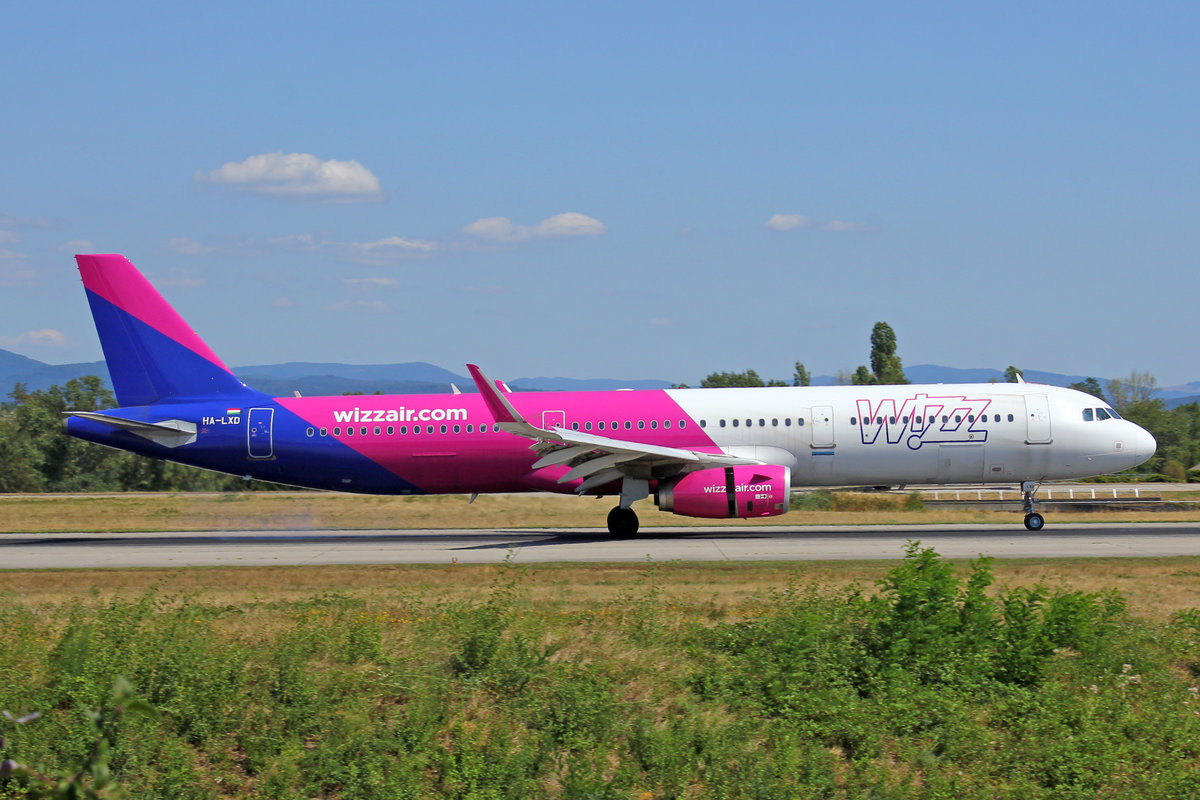 Wizz Air, HA-LXD, Airbus A321-231, msn: 7032, 16.August 2018, BSL Basel-Mülhausen, Switzerland.