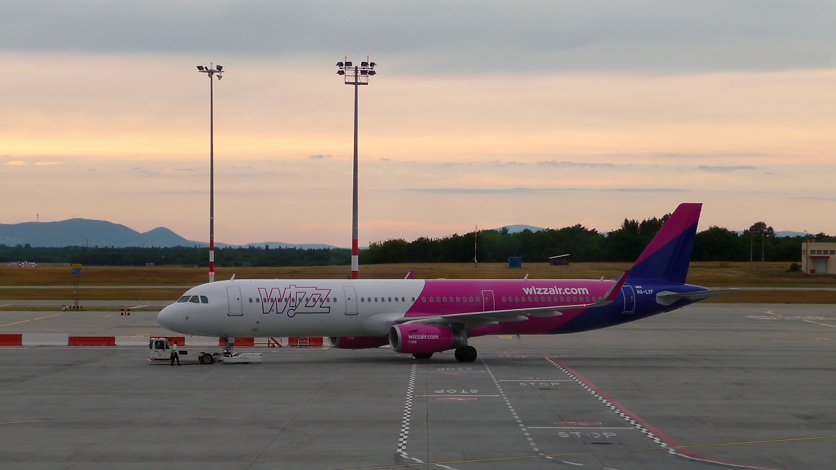 Wizz Air HA-LXF, Airbus A321, in Budapest,  15.7.16