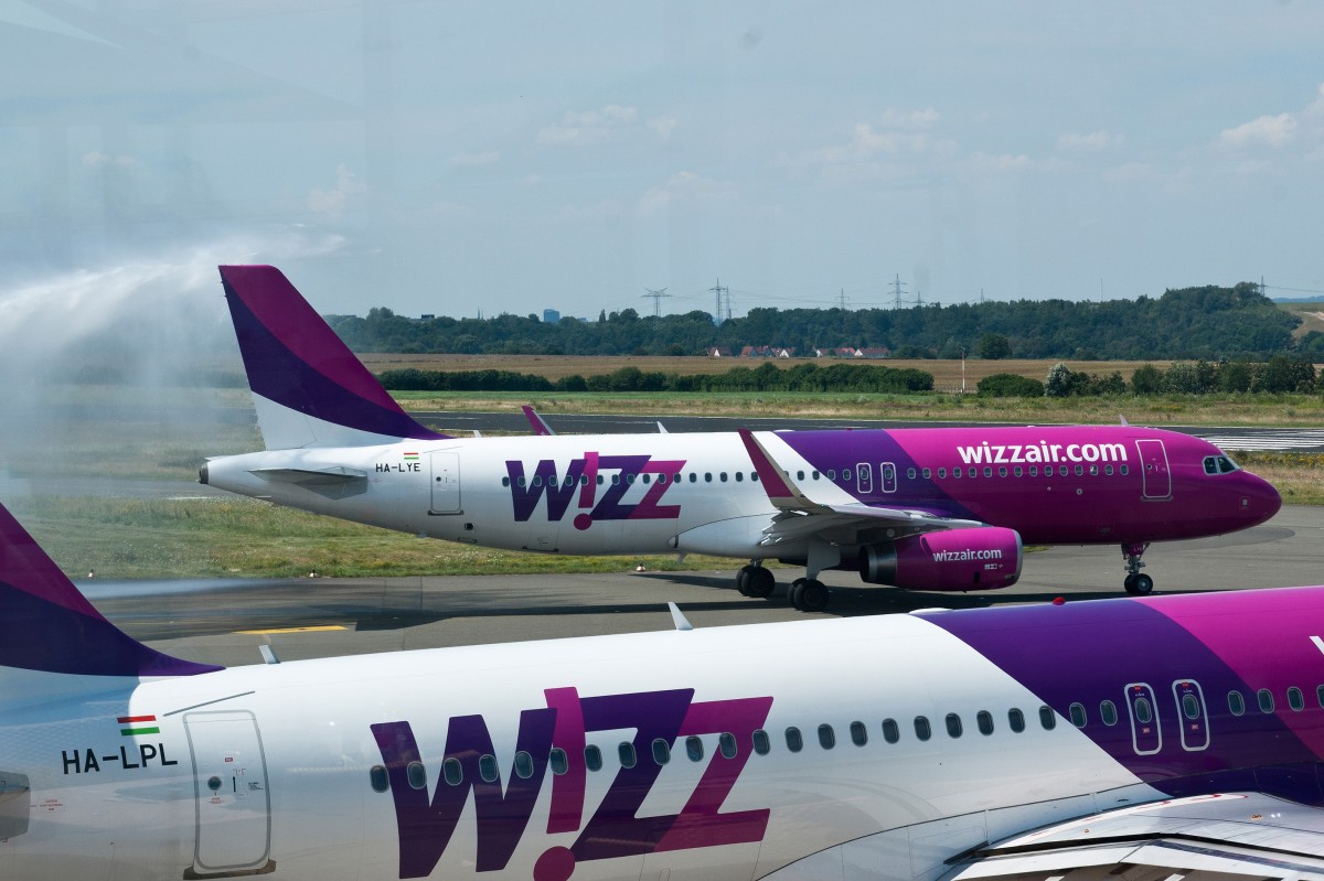 Wizz Air, HA-LYE, Airbus, A 320-200 sl (Verabschiedung durch Flughafen-Feuerwehr), 24.07.2014, DTM-EDLW, Dortmund, Germany 