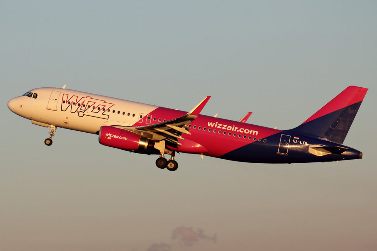 Wizz Air HA-LYR Airbus A320-232 beim Start in Dortmund 30.12.2016