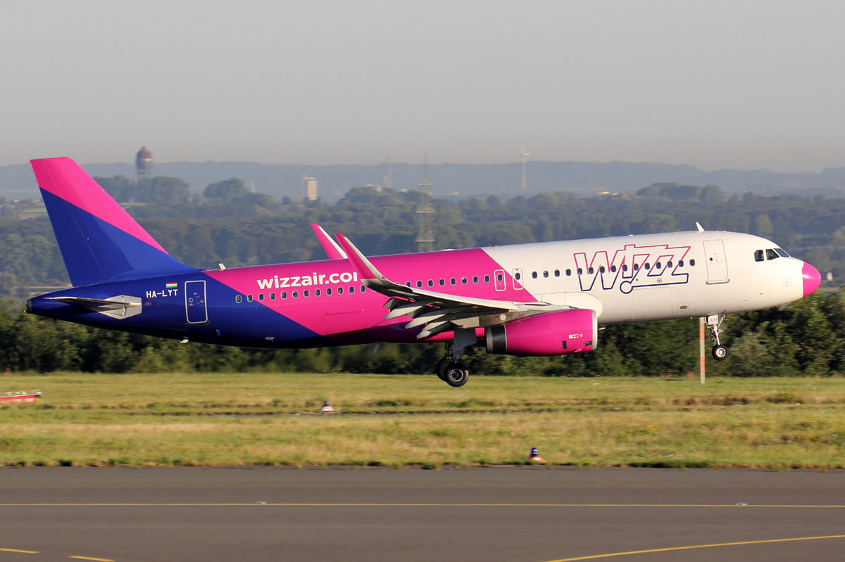 Wizz Air HA-LYT bei der Landung in Dortmund 25.8.2016