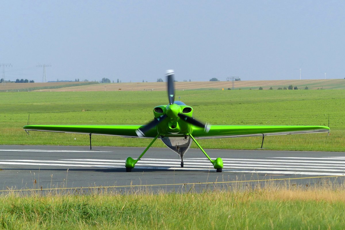 Xtreme Air XA 42, D-EZAK, auf dem Weg zur Parkposition in Gera (EDAJ) am 27.8.2017