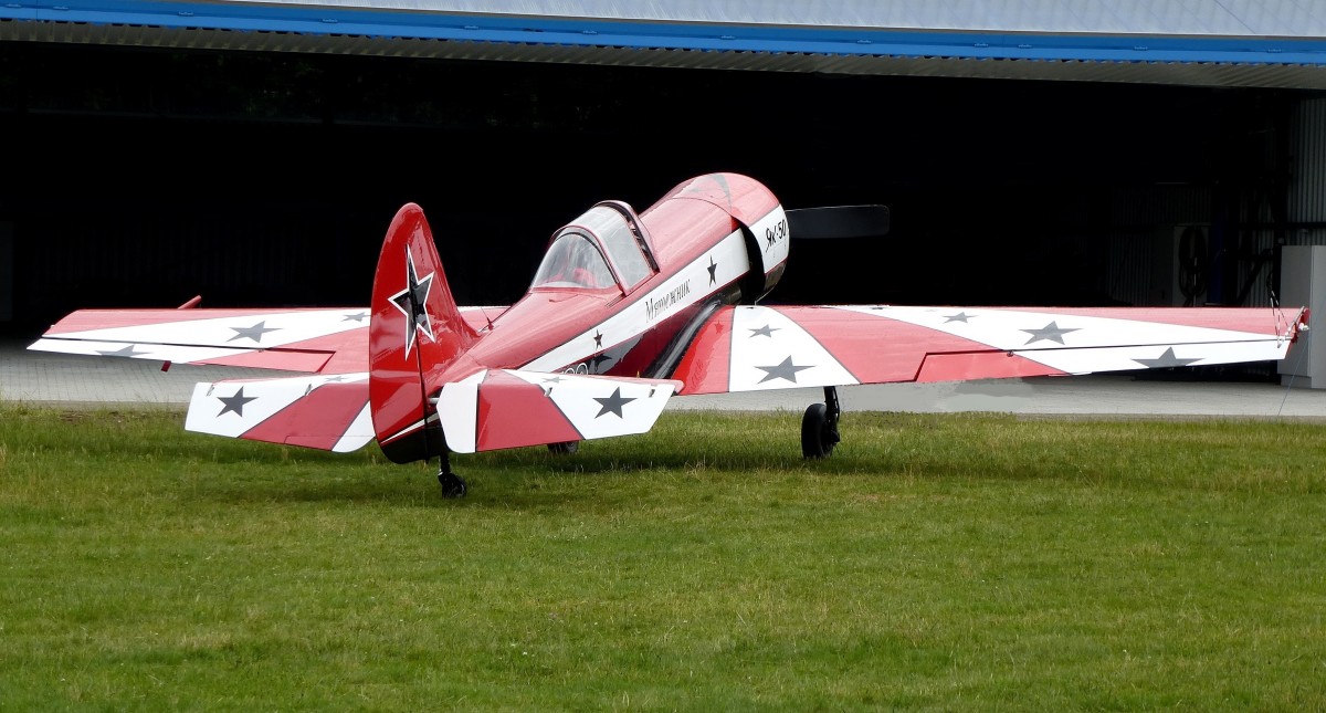 Yak 50, Kennung D-EYCG, Heckansicht des sowjetischen Sportflugzeuges, Flugplatz Freiburg, Juni 2015
