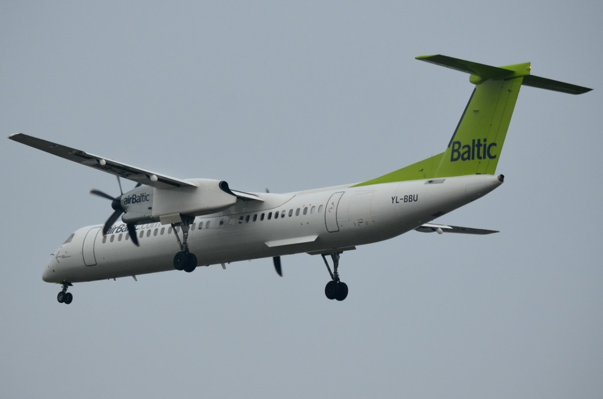 YL-BBU Air Baltic De Havilland Canada DHC-8-402Q Dash 8  am 21.11.2014 beim Anflug auf Tegel